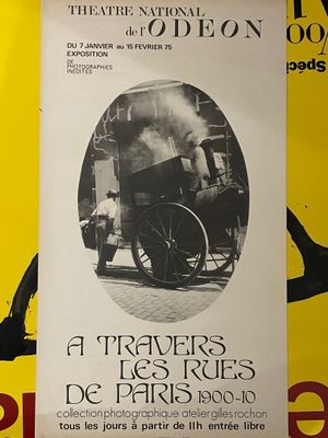 affiche jaune avec une photographie en noir et blanc d'une locomotive à vapeur