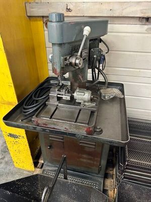 une machine posée sur une table dans un garage