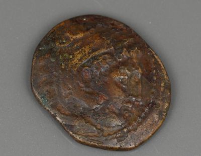 une image d'une vieille pièce de monnaie posée sur une table
