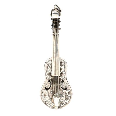 une image représentant une broche en forme de violon argenté sur fond blanc