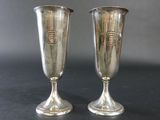 paire de vases plaqués argent sur un fond noir avec un arrière-plan gris