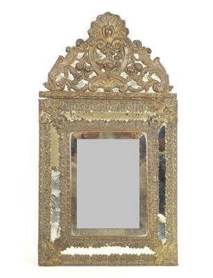 un miroir posé sur une surface blanche