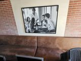 un canapé et un fauteuil dans une pièce où il y a un tableau accroché au mur