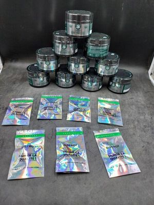 plusieurs sachets de cannabis posés sur une table