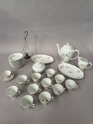 PARTIE DE SERVICE À THÉ En porcelaine À décor de fleurs bran…