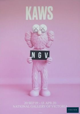 affiche rose représentant un ours en peluche tenant une pancarte sur laquelle on peut lire « Kaws NGV »