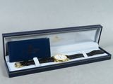 une image représentant une montre et un coffret à montre contenant une montre