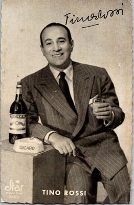 une vieille photo d'un homme en costume-cravate tenant une bouteille de vin