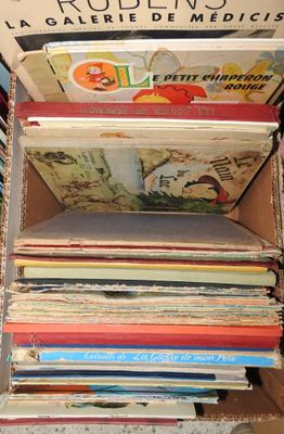 une pile de livres posée dans une boîte sur une table
