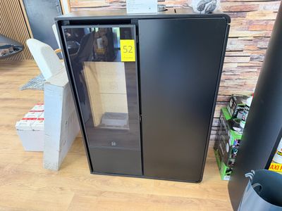 un réfrigérateur noir avec une porte vitrée dans une pièce