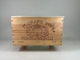 une boîte en bois sur laquelle est accrochée une pancarte indiquant « Grand Viv »