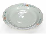 une assiette blanche avec un motif floral