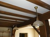 une lampe suspendue au plafond de la pièce