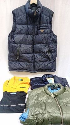 une veste, un gilet, une chemise et un pantalon posés sur une table