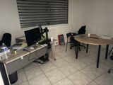 une pièce avec une table, des chaises et un ordinateur posé dessus