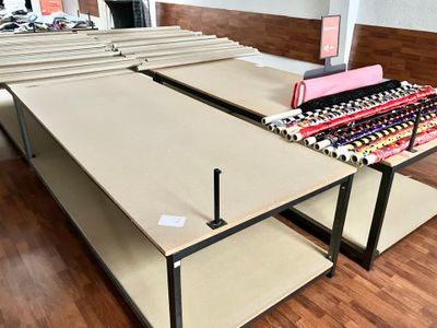 7 TABLES de présentation sur piètement métallique à deux niv… - Photo 1