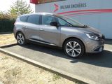 la voiture argentée est garée devant un bâtiment