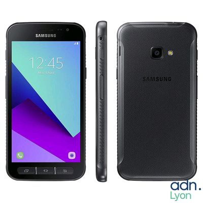 un gros plan d'un smartphone Samsung Galaxy J2 noir