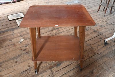 une petite table en bois à roulettes posée sur un parquet