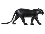 une figurine de chat noir sur fond blanc, avec un fond blanc