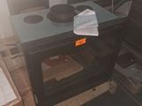 une cuisinière avec une plaque en verre dans une cuisine