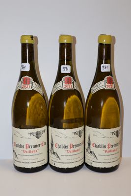 trois bouteilles de vin posées sur une table