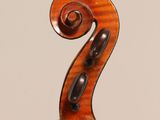 a close up of a violin neck with the back end of the violin
