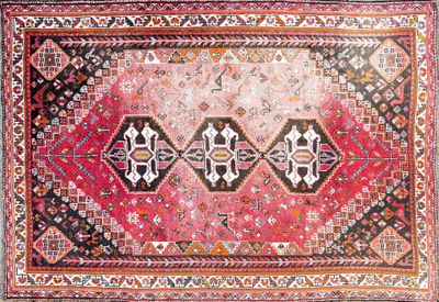 IRAN, Shiraz Tapis en laine nouée à la main à décor e trois …