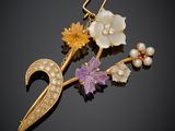 un gros plan sur une broche ornée de fleurs et de perles
