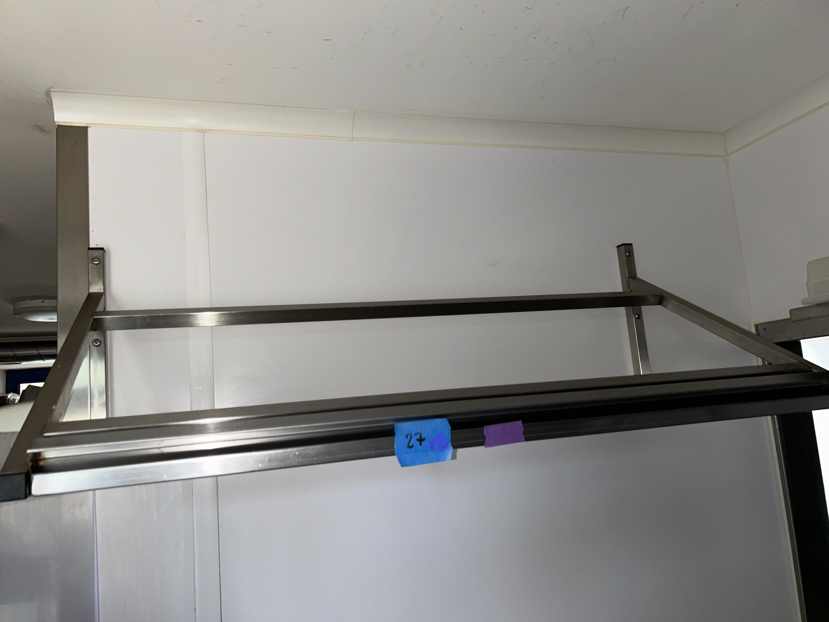 Etagère en inox permettant d'égoutter la vaisselle avec trou…