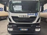 un camion blanc garé dans un garage