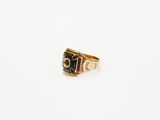 gros plan d'une bague en or sur une surface blanche