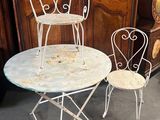 deux chaises et une table posées à même le sol