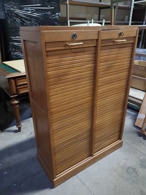 une armoire en bois avec une porte coulissante au milieu