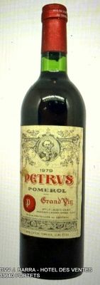 une bouteille de vin posée sur une table