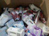 une boîte en carton remplie de divers articles pour bébés