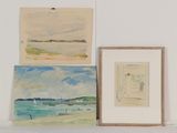 trois tableaux accrochés les uns à côté des autres sur un mur