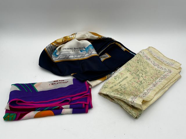 Lot de 3 foulards en soie, Pierre BALMAIN, Blue Bird de BALANCIAG...