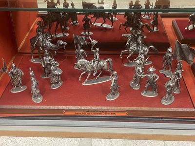 de nombreuses figurines représentant des personnes à cheval, exposées dans une vitrine