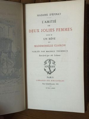 un livre ouvert sur une table, avec la photo d'une femme
