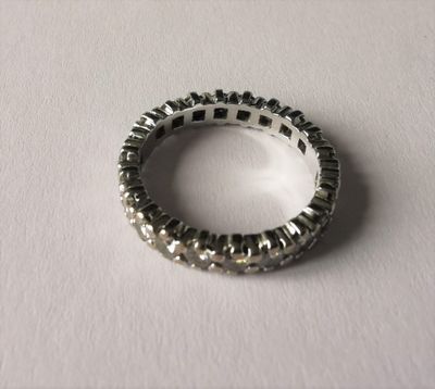 Une alliance américaine or blanc et diamants - 3,4 gr brut -…