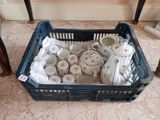 un panier rempli de théières et de tasses posé par terre