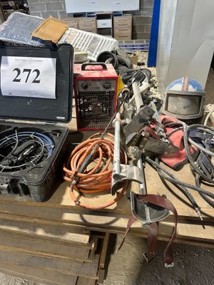 un ordinateur portable posé sur une table en bois