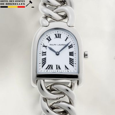 une montre-bracelet en argent avec des chiffres romains