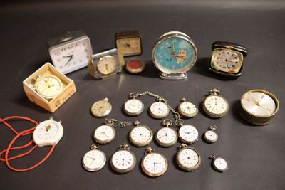 de nombreux types d'horloges et de montres sur la table
