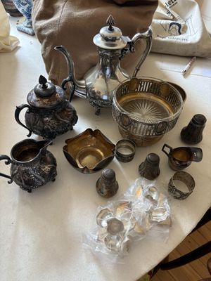 une table sur laquelle se trouvent de nombreux objets en argent