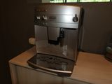 une cafetière posée sur un plan de travail en bois