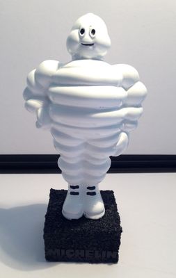 une petite statue représentant un homme avec un grand sourire sur le visage