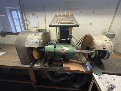 une machine posée sur une table dans une pièce