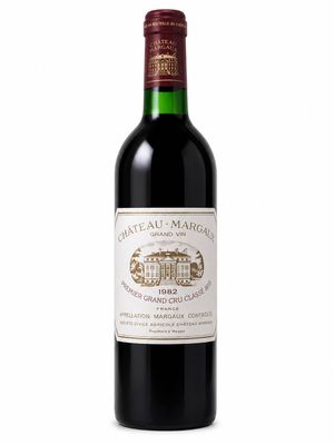 une bouteille de vin rouge posée sur une table blanche